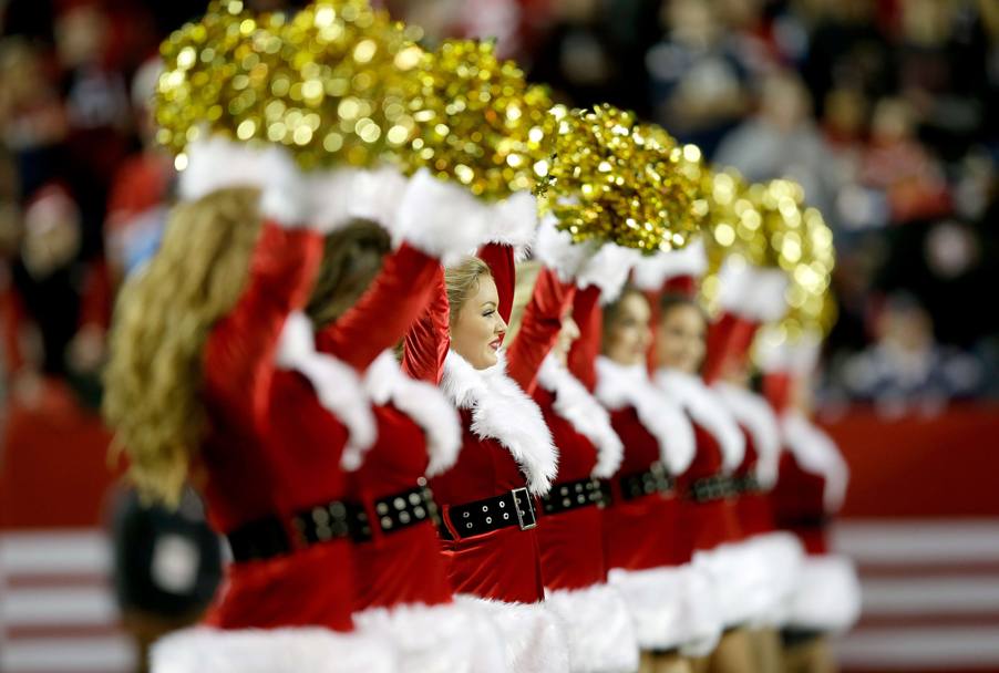 Tema natalizio anche per le cheerleader dei San Francisco 49ers. Afp
